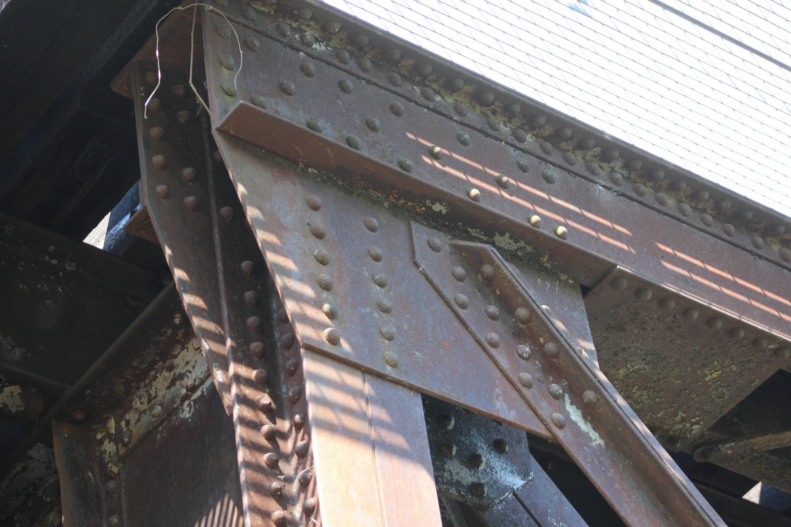 Upper angle connection